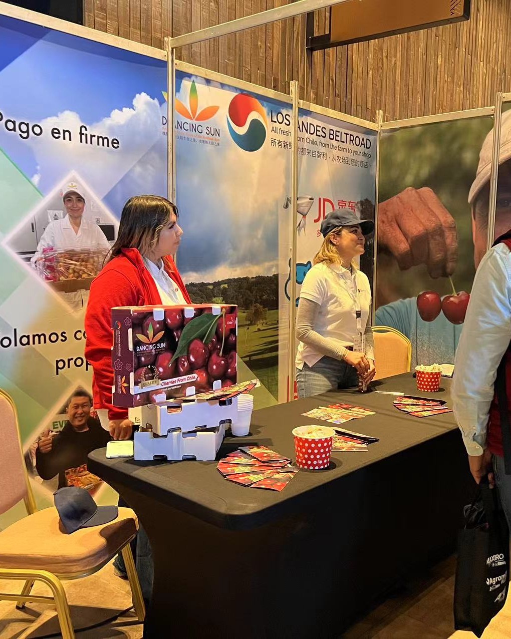 Stand Dancing Sun + Los Andes Beltroad + JD en feria comercial Chile-LATAM exportación cerezas